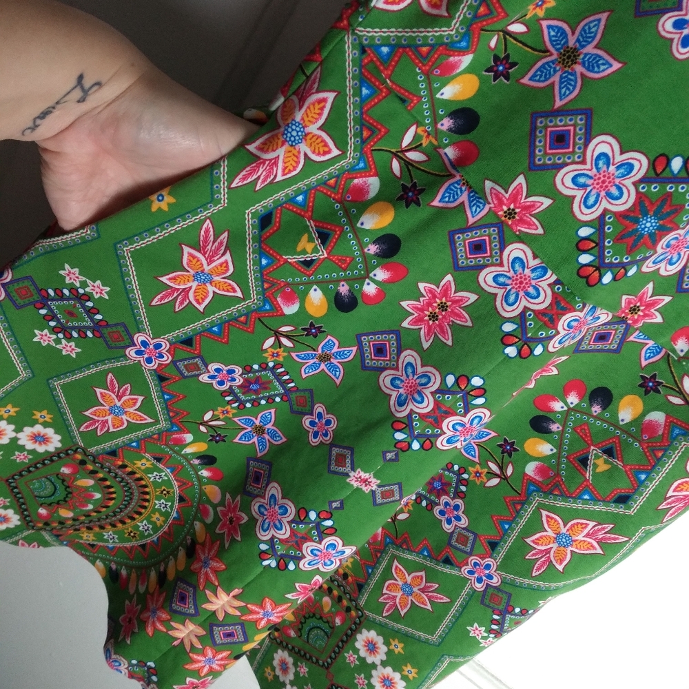 Beautiful dress with pockets! Size small - Picture 5 of 6